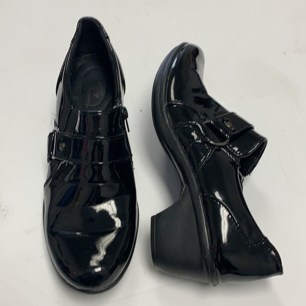 Easy Street black patent heel clogs